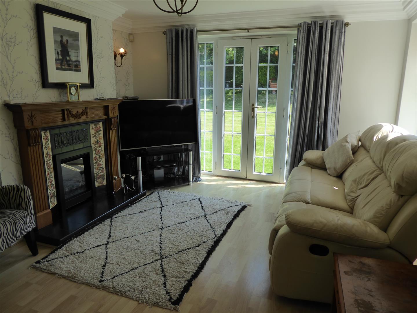FAMILY ROOM (REAR)
